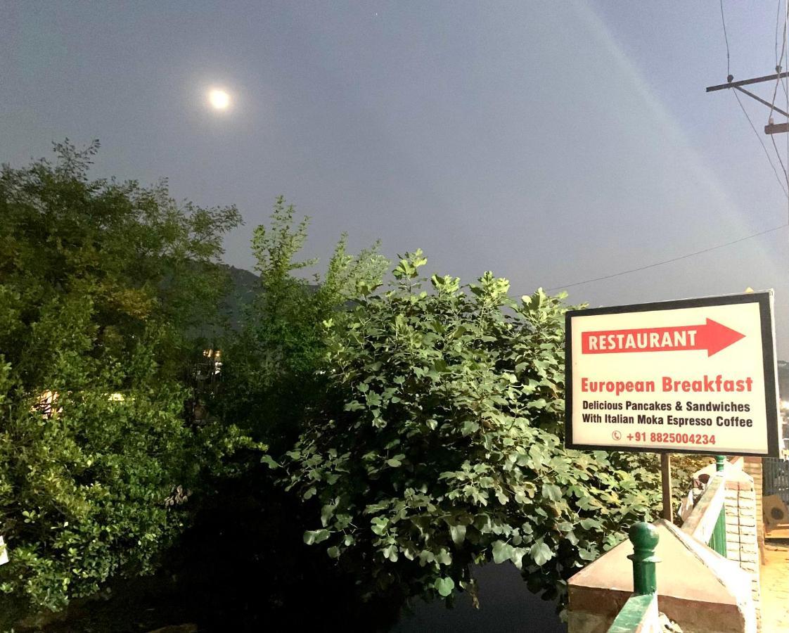Hotel Crescent Srinagar  Exterior photo