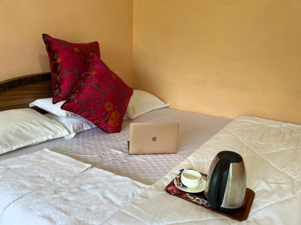 Hotel Crescent Srinagar  Exterior photo